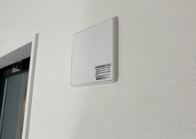【冷暖房・空調設備】 | 1日中建物内の換気が行われるように設計された仕組みです。気密性の高い住宅は、家に籠った空気でシックハウス症候群になる可能性がありますが、24時間換気システムであれば計画的な換気で対策が可能です。