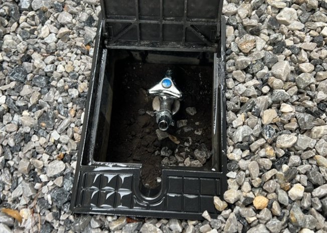 【設備】 | 敷地内には、散水栓や立水栓があります。水道水を直接利用できるため、水を運ぶ手間を省くことが出来ます。大量の水を必要とする洗車作業や清掃などに役立ちます。その他設備とあわせて、現地でご確認ください。