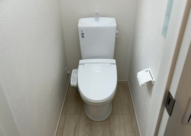 【トイレ】 | トイレは大きさや形、機能、抗菌性などが異なる多種多彩なタイプが各メーカーから出ています。それぞれに良さがあるため、事前にどういったタイプのトイレがいいのかをご家庭内で決めて、内見に行くといいでしょう。
