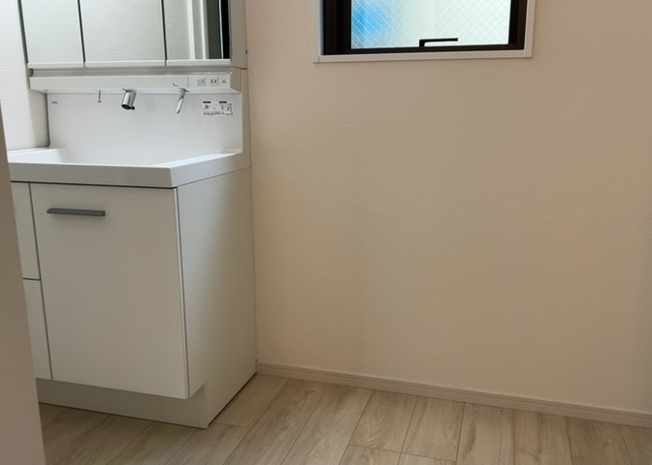 【脱衣所】 | 多くの戸建て住宅で見かける洗面脱衣所は、洗面台と洗濯機が2畳ほどのスペースに並べられていて、洗面所が脱衣所を兼ね備えている間取りが一般的です。お客様が利用することもある、パブリックな空間でもあります。