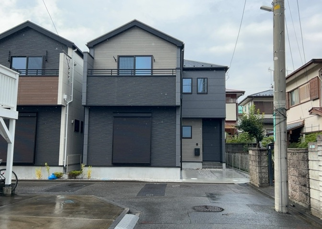 【前面道路含む現地写真】 | 住宅用の土地では前面道路に2m以上接していなければならないと法律で定められています。しかし、お持ちの車のサイズやライフスタイルなどにより、2mでは利便が悪い場合もございますので、事前に確認しましょう。