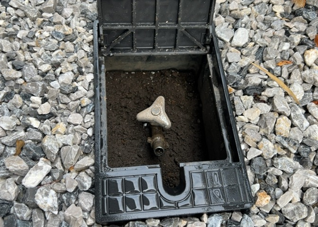 【設備】 | 敷地内には、散水栓や立水栓があります。水道水を直接利用できるため、水を運ぶ手間を省くことが出来ます。大量の水を必要とする洗車作業や清掃などに役立ちます。その他設備とあわせて、現地でご確認ください。