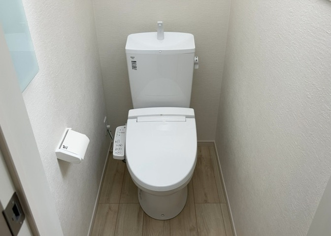 【トイレ】 | トイレは大きさや形、機能、抗菌性などが異なる多種多彩なタイプが各メーカーから出ています。それぞれに良さがあるため、事前にどういったタイプのトイレがいいのかをご家庭内で決めて、内見に行くといいでしょう。
