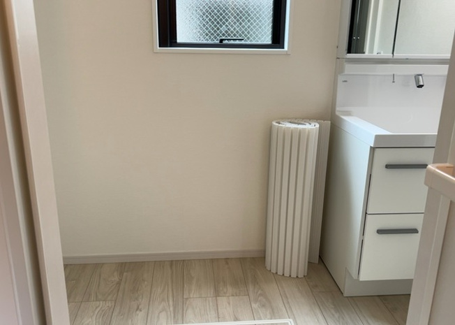 【脱衣所】 | 多くの戸建て住宅で見かける洗面脱衣所は、洗面台と洗濯機が2畳ほどのスペースに並べられていて、洗面所が脱衣所を兼ね備えている間取りが一般的です。お客様が利用することもある、パブリックな空間でもあります。