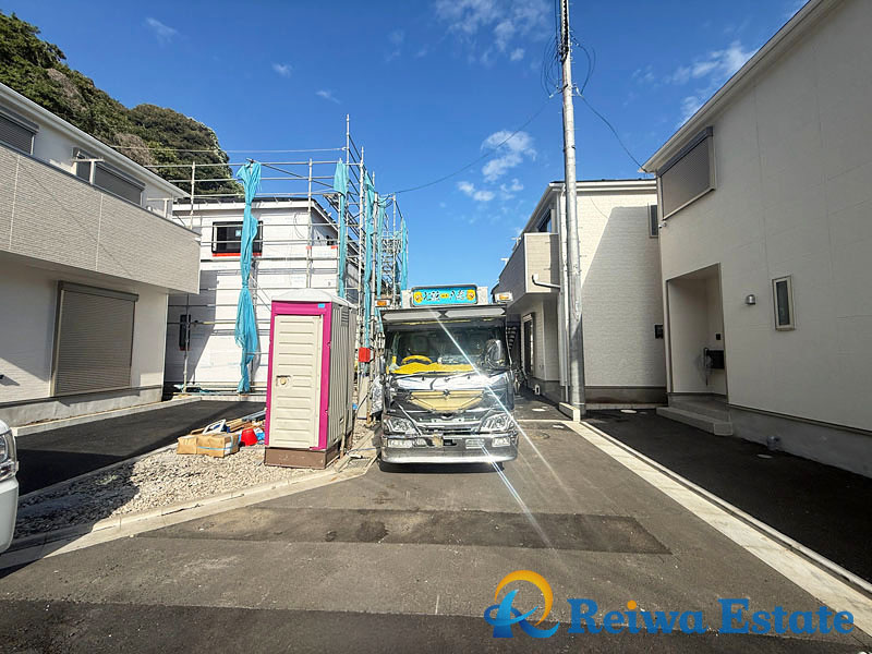 新築戸建　藤沢市城南2丁目の前面道路含む現地写真