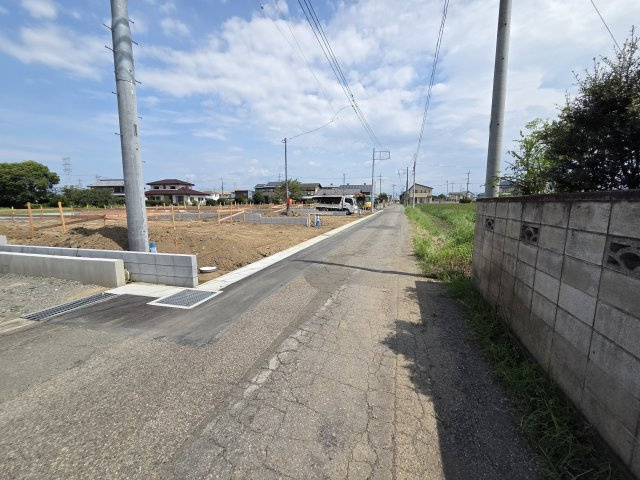 新築　太田市新田上江田町第２　クレイドルガーデン　2号棟の前面道路含む現地写真|東側接道幅員約4.6ｍ	