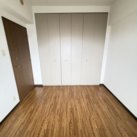 ティアラ高砂ハイツの洋室