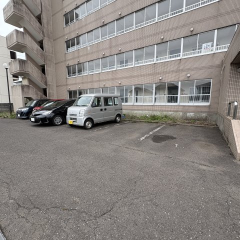 ティアラ高砂ハイツの駐車場