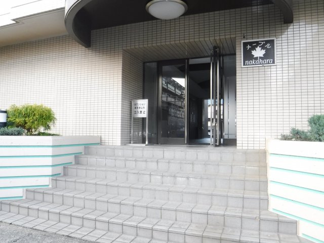 メイプル中原のエントランス