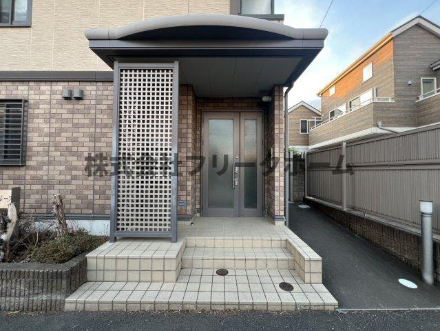 小金井市東町４丁目のアパートのエントランス