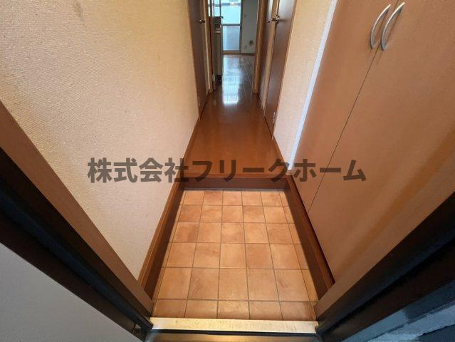 小金井市東町４丁目のアパートの玄関