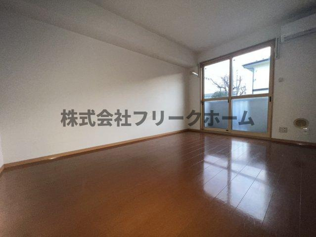 小金井市東町４丁目のアパートの居間・リビング