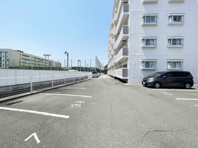 ビルドノーサイドの駐車場
