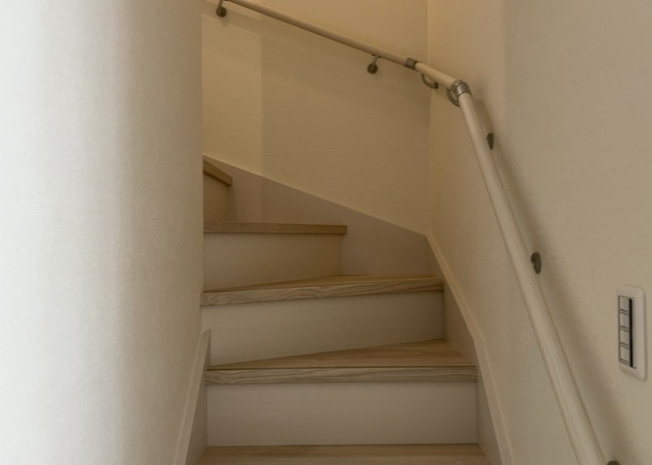 【内装】 | 建物の上下階の通路である階段は、その位置によって動線や室内の印象が大きく左右されます。手摺にも重要な役割があり、転倒の防止・歩行や動作を円滑にして日常生活を支えることを主な目的として設置されています。