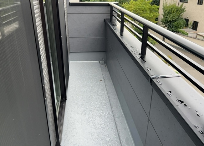 【バルコニー】 | バルコニーは、室外の専用スペースのうち、「屋根がなく開放された空間」であるものを指します。ベランダより広いタイプのものが多く、日当たりもよいため家庭菜園などを楽しみたい人にとって適した環境となります。