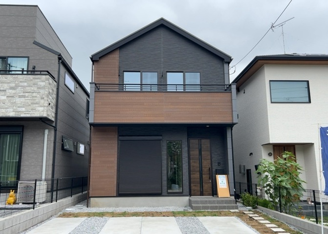 【外観】 | ついに完成致しました！現地をご見学に行く際は、道路の幅や周辺の交通量、施設などをご確認頂くことをおすすめします！物件の流れが早いため、内見をしたい方はお早めに当社営業までお問い合わせ頂きご予約下さい！