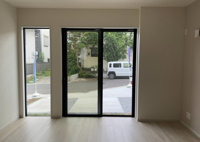 【内装】 | サッシとは、ガラス窓に使用される金属製の窓枠のことです。一般的に住宅建築では、金属製建具工事の段階で備え付けるもので、ガラス類や玄関、バスルームのスチール製のドアなどと同じタイミングで工事を行います。
