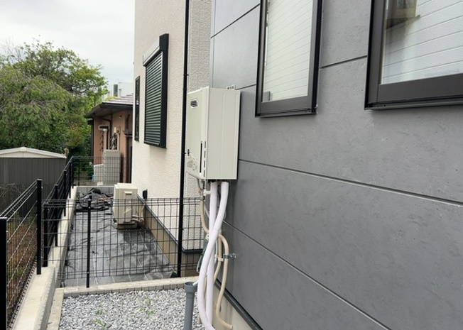 【発電・温水設備】 | 省エネ給湯器とは従来型の給湯器より熱効率が高く、少ない燃料でたくさんのお湯を沸かすことが出来る高効率な給湯器のことを指します。また、省エネ給湯器には種類があり、利便性や効果なども様々です。