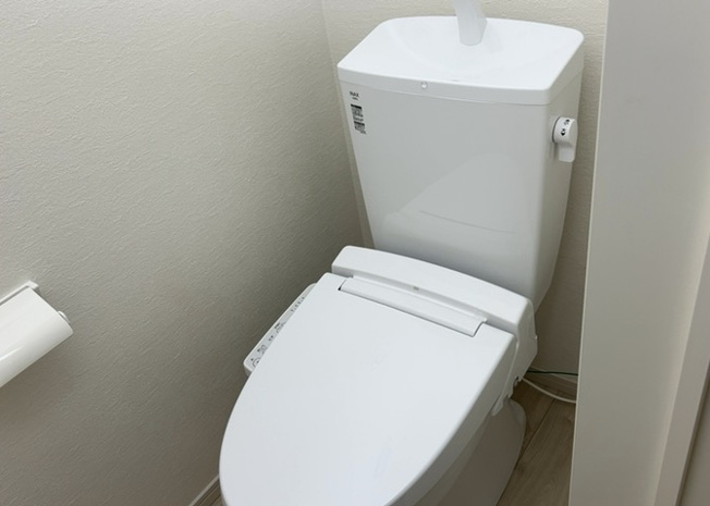 【トイレ】 | トイレは大きさや形、機能、抗菌性などが異なる多種多彩なタイプが各メーカーから出ています。それぞれに良さがあるため、事前にどういったタイプのトイレがいいのかをご家庭内で決めて、内見に行くといいでしょう。