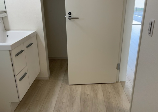 【脱衣所】 | 多くの戸建て住宅で見かける洗面脱衣所は、洗面台と洗濯機が2畳ほどのスペースに並べられていて、洗面所が脱衣所を兼ね備えている間取りが一般的です。お客様が利用することもある、パブリックな空間でもあります。