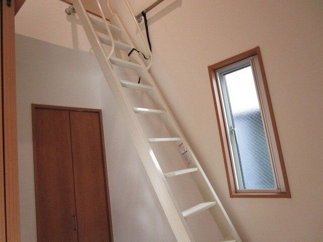 フェンガリ西台の洋室