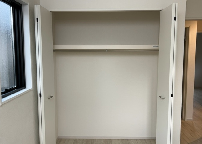 【収納】 | デザイン性を重視しすぎて収納が少なかった！なんてことにならないため、事前に現地で収納の数を確認しておくことをお勧めします。クローゼット以外にも床下収納や屋根裏収納、パントリーなどもチェックしましょう。