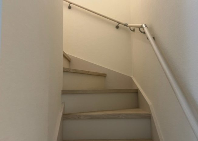 【内装】 | 建物の上下階の通路である階段は、その位置によって動線や室内の印象が大きく左右されます。手摺にも重要な役割があり、転倒の防止・歩行や動作を円滑にして日常生活を支えることを主な目的として設置されています。