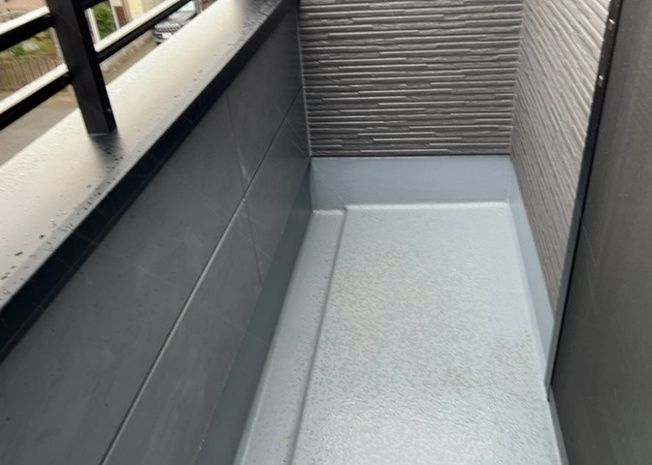 【バルコニー】 | バルコニーは、室外の専用スペースのうち、「屋根がなく開放された空間」であるものを指します。ベランダより広いタイプのものが多く、日当たりもよいため家庭菜園などを楽しみたい人にとって適した環境となります。