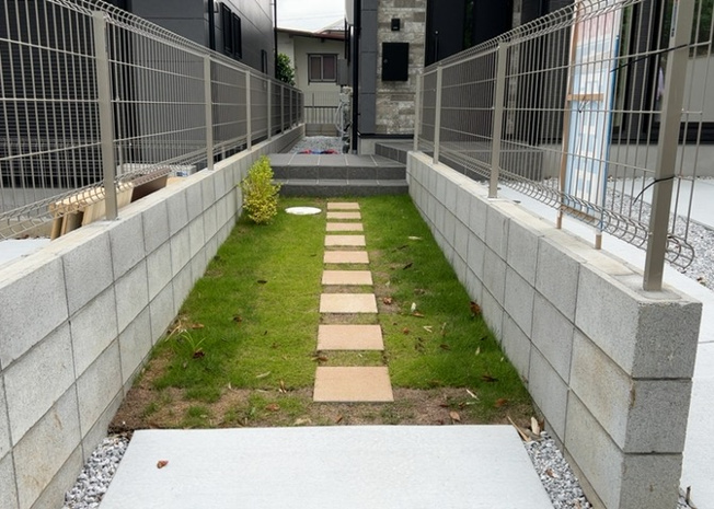 【庭】 | 庭があることでガーデニングや家庭菜園はもちろん、こどもの遊び場やペットを放して遊ぶことができます。また、家の周囲に余裕があるということです。隣地との間があれば、十分な日当たりと、風通しが確保できます。