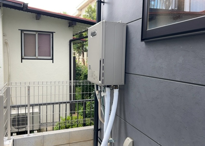 【発電・温水設備】 | 省エネ給湯器とは従来型の給湯器より熱効率が高く、少ない燃料でたくさんのお湯を沸かすことが出来る高効率な給湯器のことを指します。また、省エネ給湯器には種類があり、利便性や効果なども様々です。