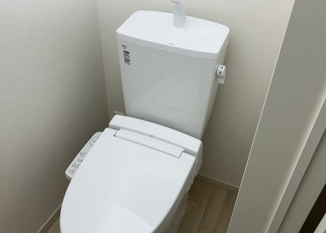 【トイレ】 | トイレは大きさや形、機能、抗菌性などが異なる多種多彩なタイプが各メーカーから出ています。それぞれに良さがあるため、事前にどういったタイプのトイレがいいのかをご家庭内で決めて、内見に行くといいでしょう。