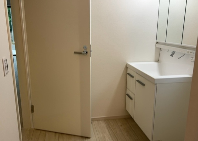 【脱衣所】 | 多くの戸建て住宅で見かける洗面脱衣所は、洗面台と洗濯機が2畳ほどのスペースに並べられていて、洗面所が脱衣所を兼ね備えている間取りが一般的です。お客様が利用することもある、パブリックな空間でもあります。