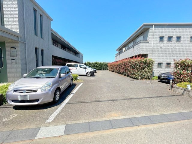 大泉学園ロイヤルフォルム　Ａ棟の駐車場