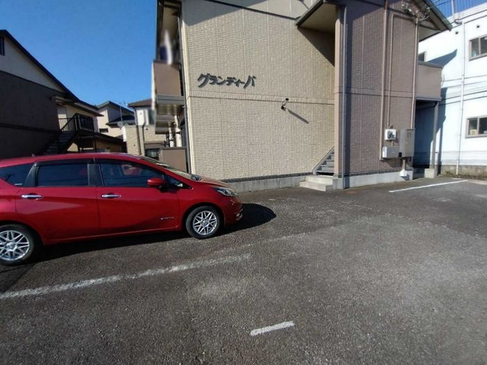 グランディーバの駐車場