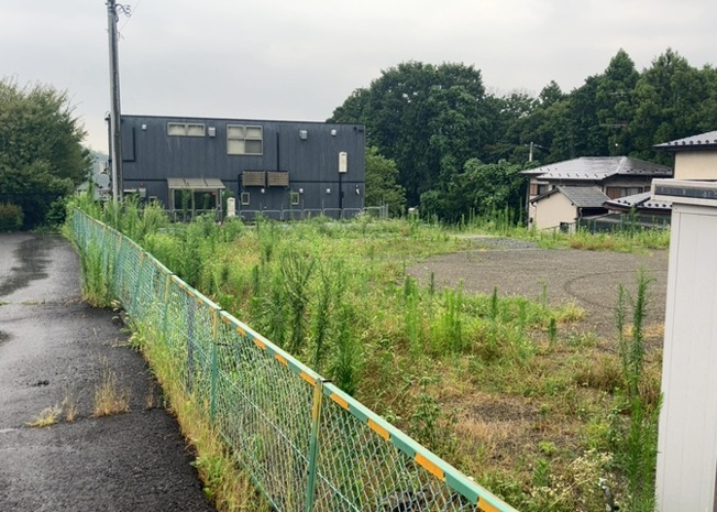 【外観】 | 家を建てる場合、方位は要チェックです。現実的に日当たりのよい家ならばリビングは南側、建築基準法でも北側に当たる家への配慮は求められています。土地を見学に行く際は、方位磁針を持って行くようにしましょう。