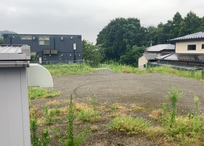 【外観】 | 土地を買う際、住む地域の自治体や福祉の補助制度にも注目してみましょう。子供や老人の医療補助やゴミ出しのルールなど、自治体によってルールに大きな違いがあるため、暮らしやすい土地で判断するとよいでしょう。