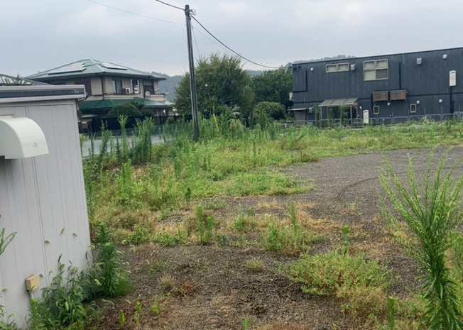 【外観】 | 土地の前の道路に消火栓が設置されていることがあります。この場合、道路交通法第45条第1項により、駐車禁止の場所が指定されています。そのため、車庫などの駐車スペースをつくることができない場合があります。