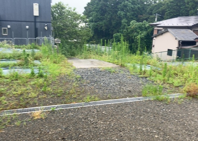 【外観】 | 現地に行くなら、物件の周囲の地形がどうなっているかを見ることも大切です。周辺より低くなっている土地では、大雨などで水が集まりやすいため、地盤が弱くなっているということも考えられるため、注意が必要です。