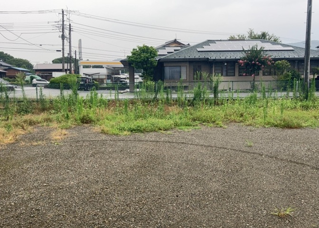 【外観】 | 隣家の土地はどうなっているのか、生活利便施設が近くにあるのか、学校まで近いかなど、お客様のライフスタイルにあわせたイメージが重要です。また、近くにあると困る施設が近くにないかも確認するといいでしょう。