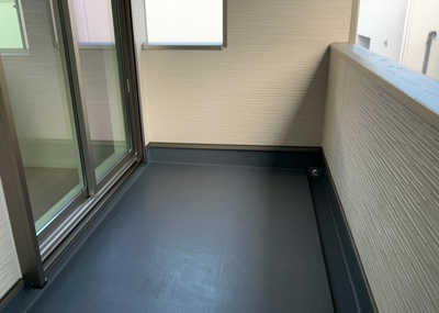【バルコニー】 | 星が丘新築戸建 | バルコニーは、室外の専用スペースのうち、「屋根がなく開放された空間」であるものを指します。ベランダより広いタイプのものが多く、日当たりもよいため家庭菜園などを楽しみたい人にとって適した環境となります。