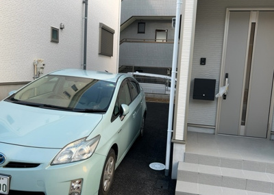 【駐車場】 | 星が丘新築戸建 | 駐車場と明記されていても、最小スペースでつくられた駐車場だと大型車は駐車できなかったり、出入りしにくくなったりする可能性があります。お車のサイズと購入したい物件の駐車場のサイズを現地で確認しましょう。