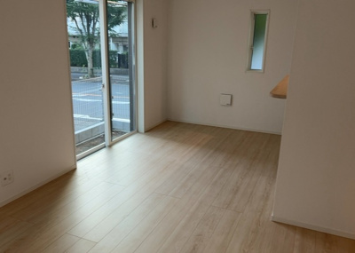 【居間・リビング】 | 星が丘新築戸建 | L型アイランドタイプは、キッチンからダイニングにもリビングにも目が行き届くので、とても使いやすい配置です。L字型独立タイプは、キッチンを独立させてるためLDKというよりもLDといった様なイメージです。