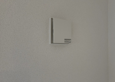 【冷暖房・空調設備】 | 星が丘新築戸建 | 1日中建物内の換気が行われるように設計された仕組みです。気密性の高い住宅は、家に籠った空気でシックハウス症候群になる可能性がありますが、24時間換気システムであれば計画的な換気で対策が可能です。