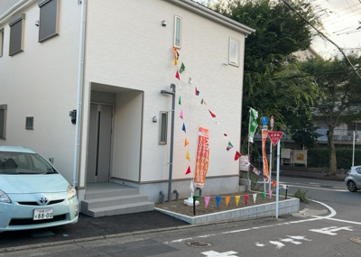 【前面道路含む現地写真】 | 星が丘新築戸建 | お持ちの車種によっては前面道路が広い方が便利でしょう。しかし、前面道路が広ければその分交通量が多くなるため、騒音などが気になる場合があります。実際に現地を見学し、周辺交通量や騒音などを確認しましょう！