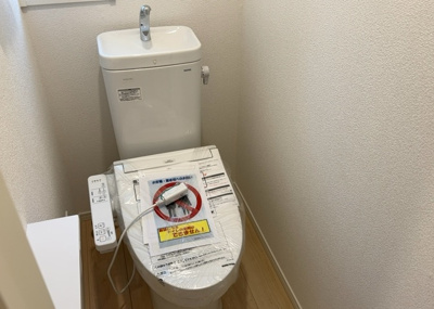 【トイレ】 | 星が丘新築戸建 | トイレは大きさや形、機能、抗菌性などが異なる多種多彩なタイプが各メーカーから出ています。それぞれに良さがあるため、事前にどういったタイプのトイレがいいのかをご家庭内で決めて、内見に行くといいでしょう。