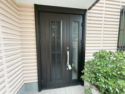【玄関】 |  少林寺町東３丁　中古戸建 | ゆとりのあるバルコニーで洗濯物が多い日も安心です！