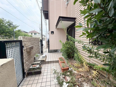 【エントランス】 |  少林寺町東３丁　中古戸建 | 前面道路約６ｍ！広々運転の苦手な方も安心ですね！是非現地にてご確認ください♪