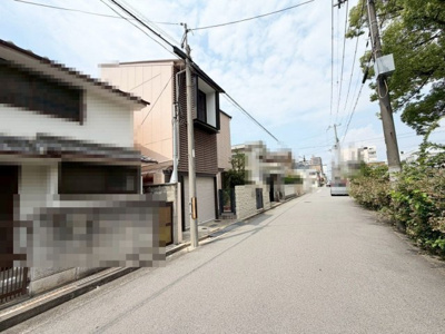 【前面道路含む現地写真】 |  少林寺町東３丁　中古戸建 | コの字型のゆとりあるキッチンです！作業スペースが多くお料理しやすいですね♪リビングとキッチンが分かれているので、料理の匂いが移りにくいです！