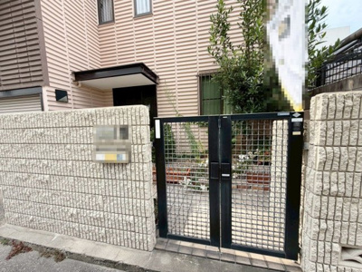 【エントランス】 |  少林寺町東３丁　中古戸建 | ウォークインクローゼットや物入など収納充実してますよ♪家族の思い出も大切にしまっておけますね！