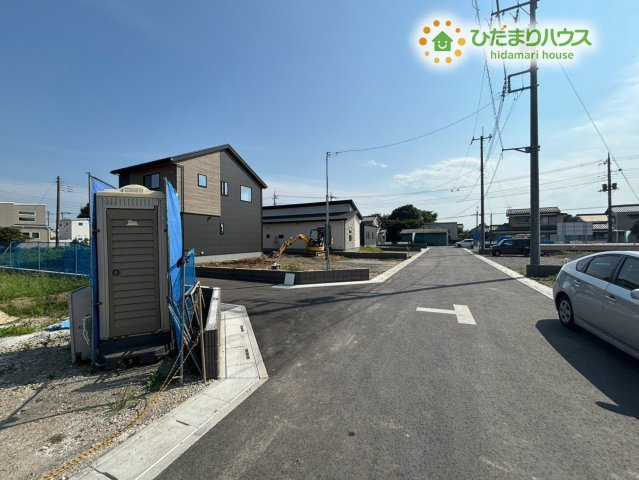鴻巣市境　第1期　新築一戸建て　ワイウッドコート　05の前面道路含む現地写真